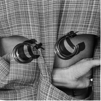 Laure Artsy Curved Lining Earrings (Silver)