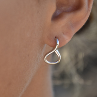 Baie Artsy Infinity Twist Earrings (Silver)