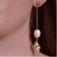 Svea Mismatching Shell Drop Earrings  image