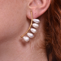 Le Beauté 24K Pearl Curve Earrings image
