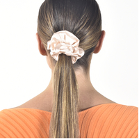 Laurie Mulberry Silk Scrunchie (Light Peach) image