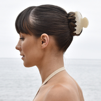 Everlee Pearl Shimmer Hair Claw - Medium