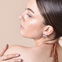 Laure Artsy Curved Lining Earrings (Silver)