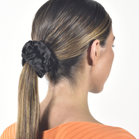 Laurie Mulberry Silk Scrunchie (Black)