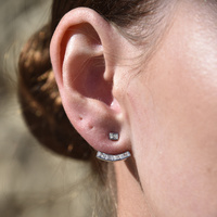 Aki Diamante Earlobe Hug Earrings (Silver)