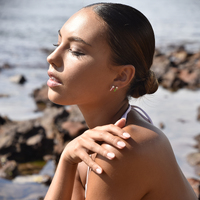 Gabriela Diamante Enamel U Huggie Earrings (Green)