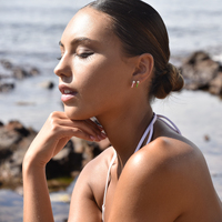 Gabriela Diamante Enamel U Huggie Earrings (Green)