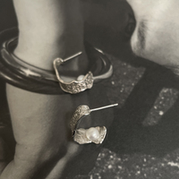 Delmare Artsy Sculpture Curve Pearl Earrings 
					