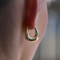 Tate Sculptural Huggie Hoop Earrings (Gold)
