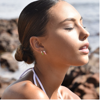 Gabriela Diamante Enamel U Huggie Earrings (Green)