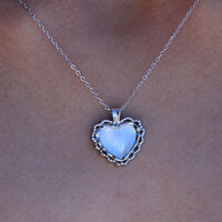 Charme Mother of Pearl Heart Pendant Necklace (Silver)