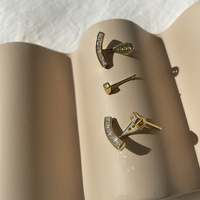 Aki Diamante Earlobe Hug Earrings (Gold)